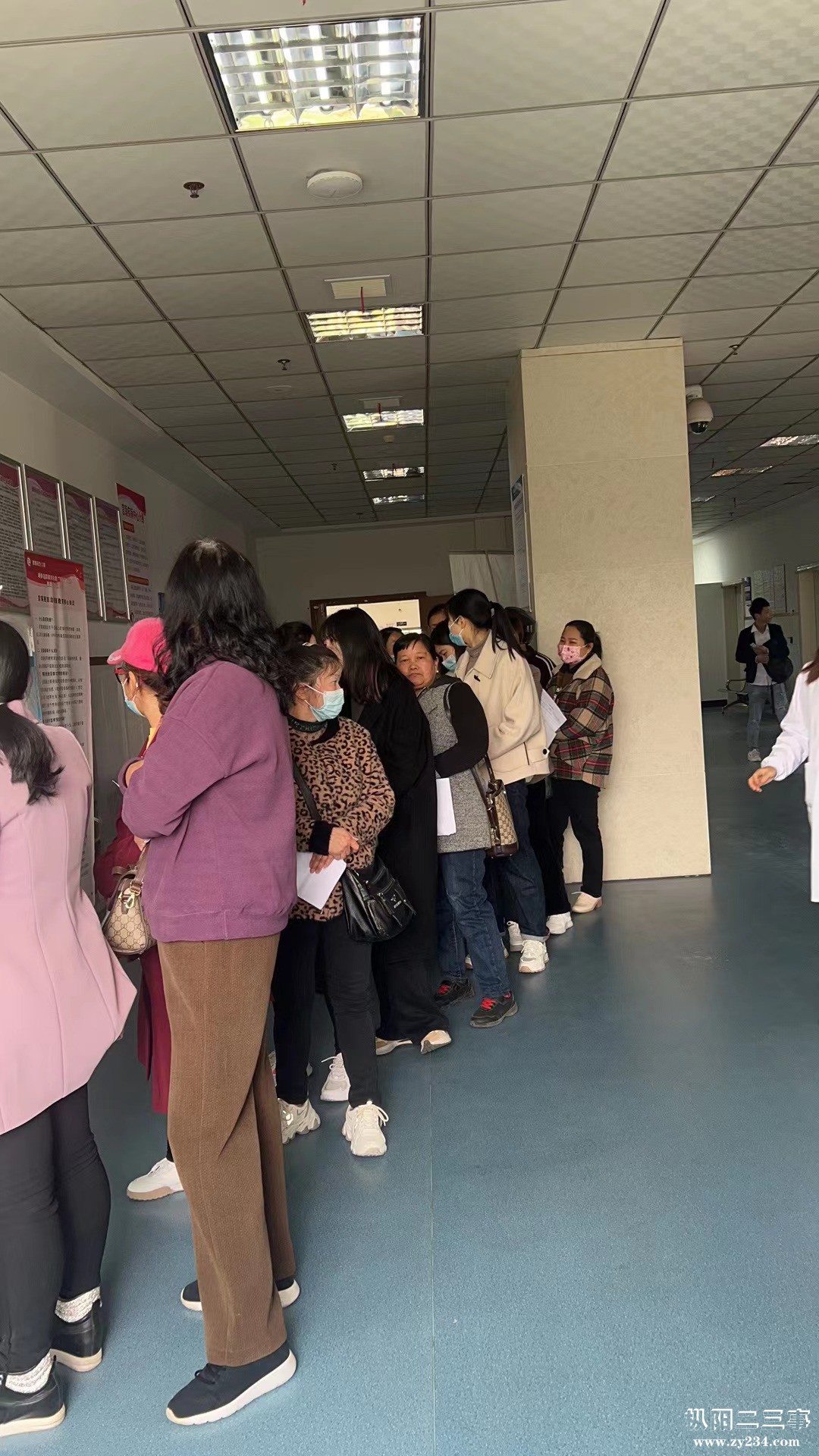 图为排队等候宫颈筛查.jpg